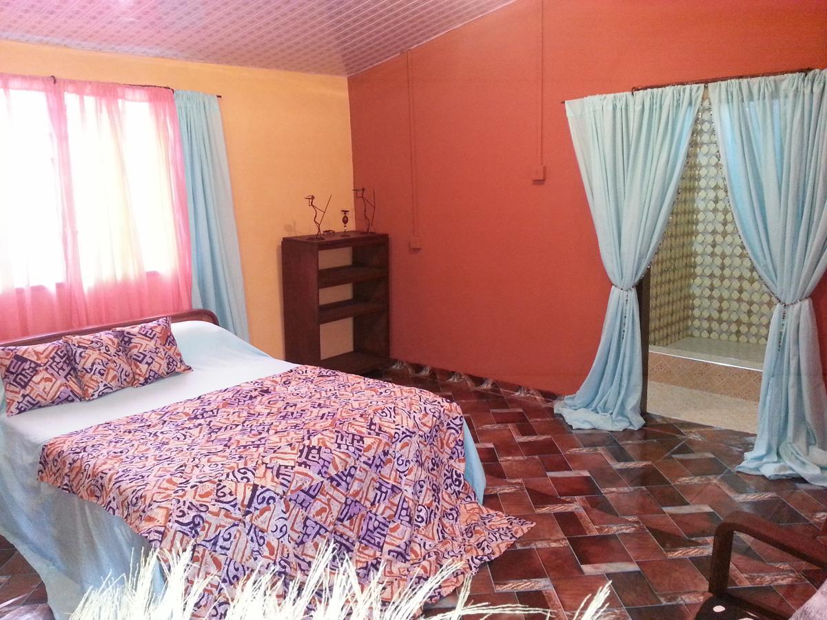 Golden Lilies Hotel Kokrobite ภายนอก รูปภาพ
