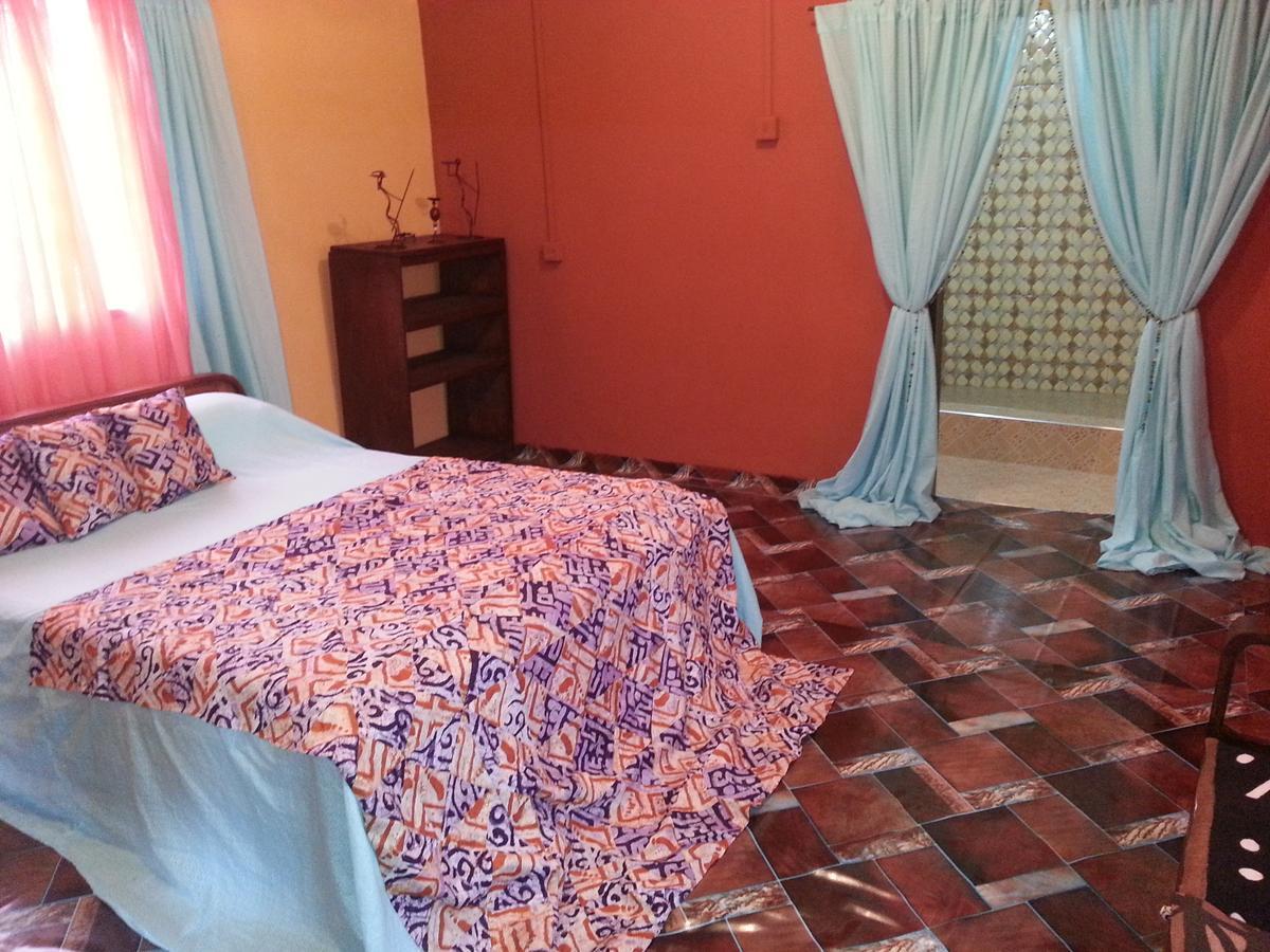 Golden Lilies Hotel Kokrobite ภายนอก รูปภาพ