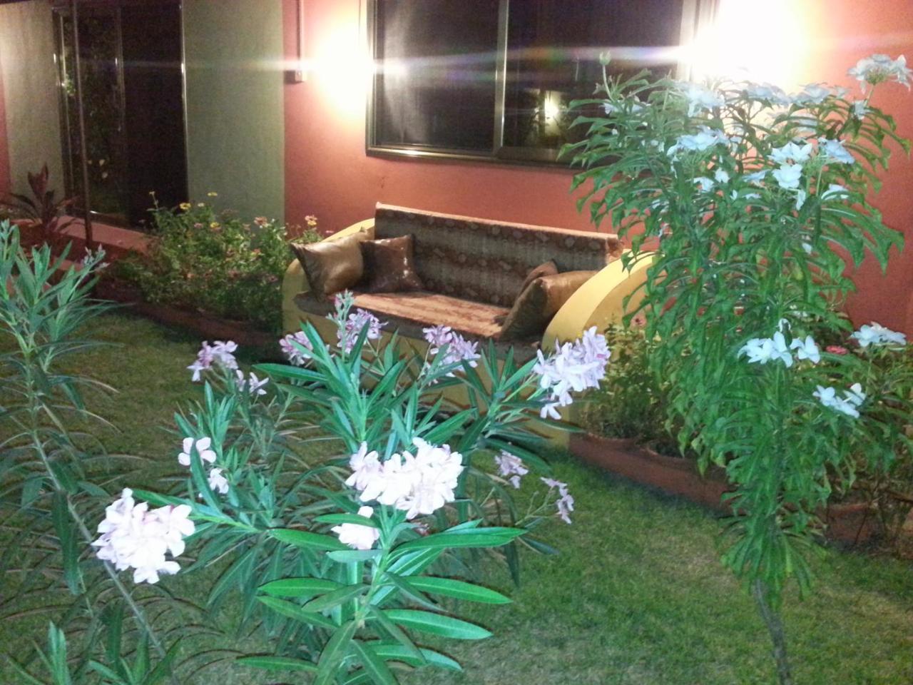 Golden Lilies Hotel Kokrobite ภายนอก รูปภาพ