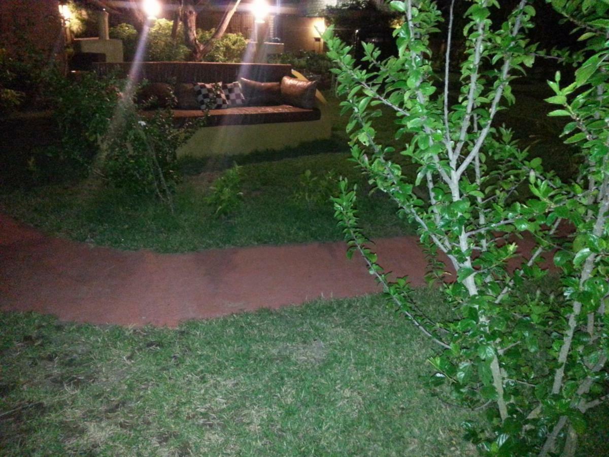 Golden Lilies Hotel Kokrobite ภายนอก รูปภาพ